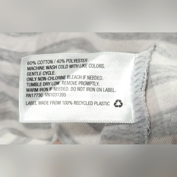 ⚡️🛍 4/$20 🛍 Mossimo Supply Co. Women's Gray and White T-Shirt-Size XL - Picture 6 of 6